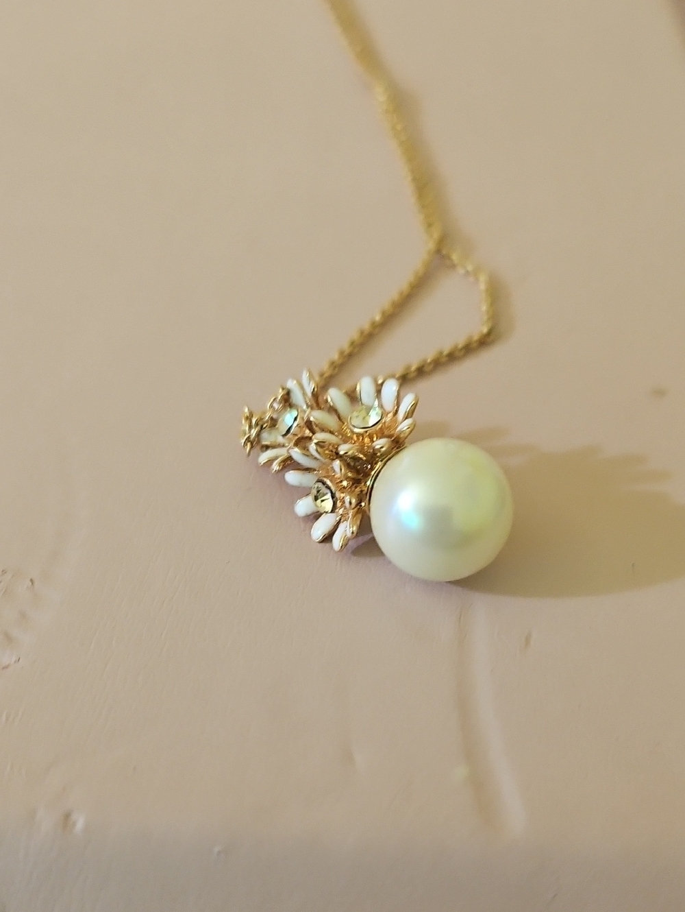 Elegant Gold Pearl Pendant Necklace - White Pearl. Vintage